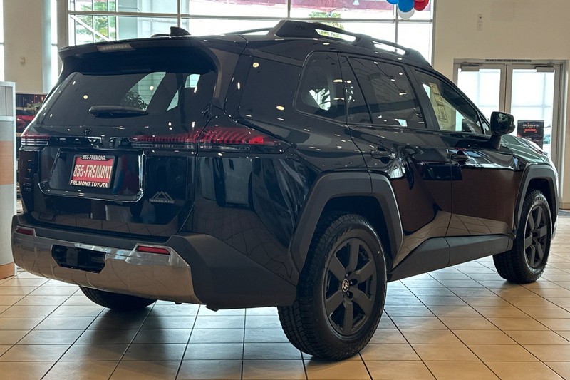 Toyota RAV4 Vehicle Full-screen Gallery Image 05