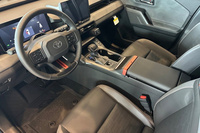 Toyota RAV4 Vehicle Full-screen Gallery Image 08