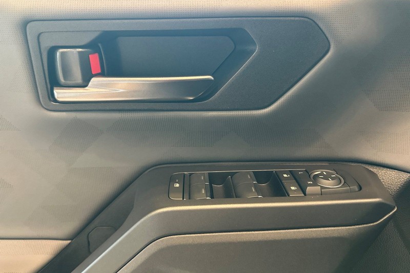 Toyota RAV4 Vehicle Full-screen Gallery Image 09