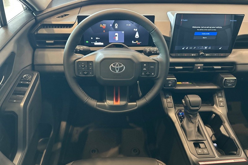 Toyota RAV4 Vehicle Full-screen Gallery Image 12