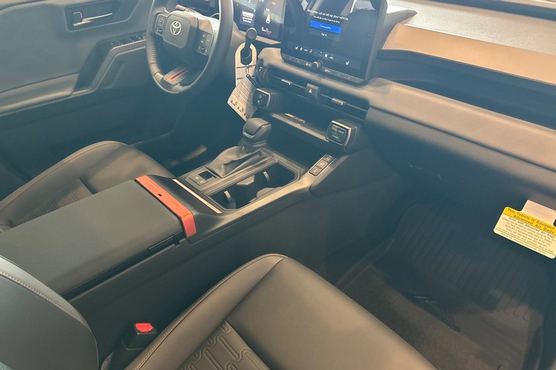 Toyota RAV4 Vehicle Full-screen Gallery Image 14