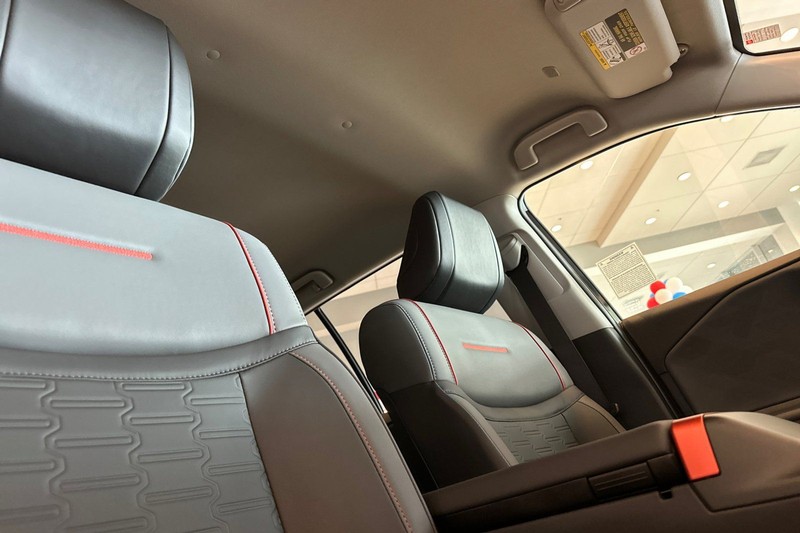 Toyota RAV4 Vehicle Full-screen Gallery Image 15