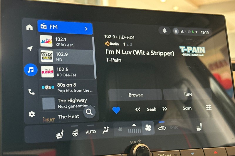 Toyota RAV4 Vehicle Full-screen Gallery Image 16