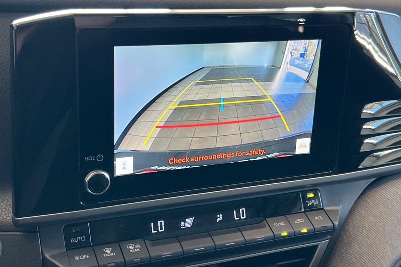 Toyota Camry Vehicle Full-screen Gallery Image 16