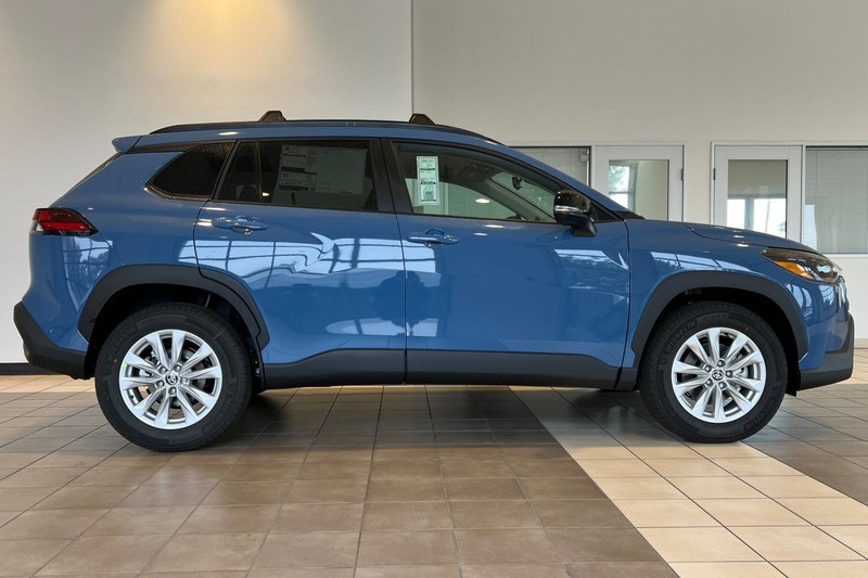 Toyota Corolla Cross Vehicle Full-screen Gallery Image 04