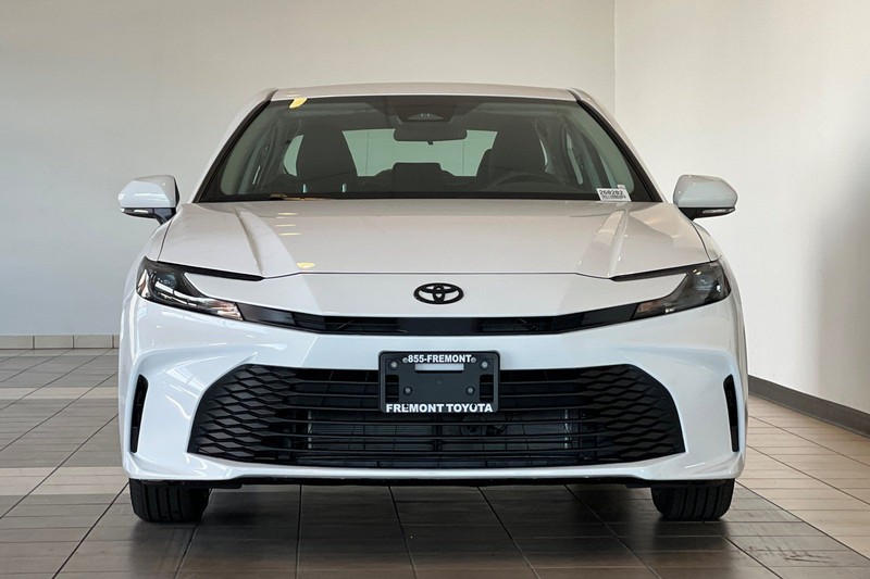 Toyota Camry Vehicle Full-screen Gallery Image 03