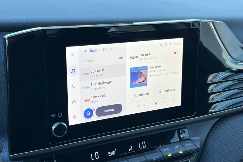 Toyota Camry Vehicle Full-screen Gallery Image 15