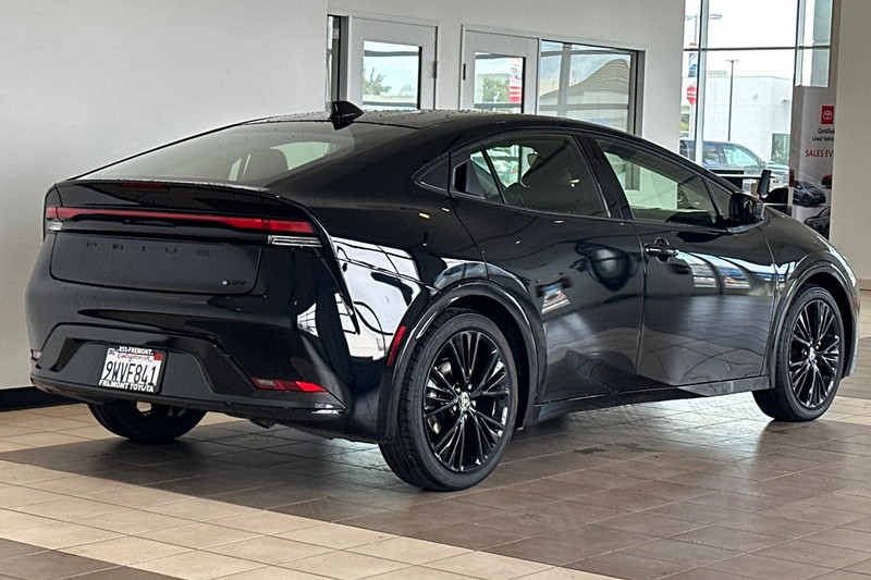 Toyota Prius Vehicle Full-screen Gallery Image 04