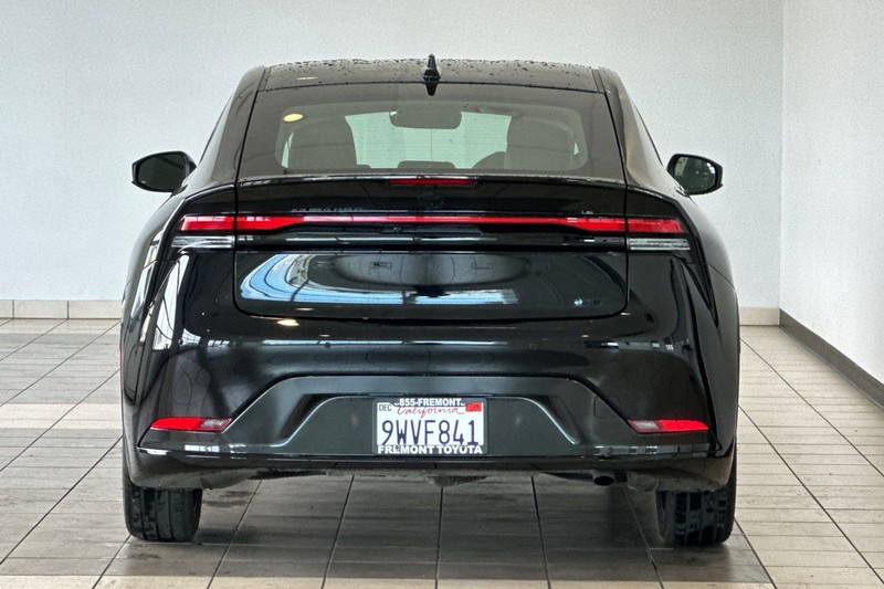 Toyota Prius Vehicle Full-screen Gallery Image 05