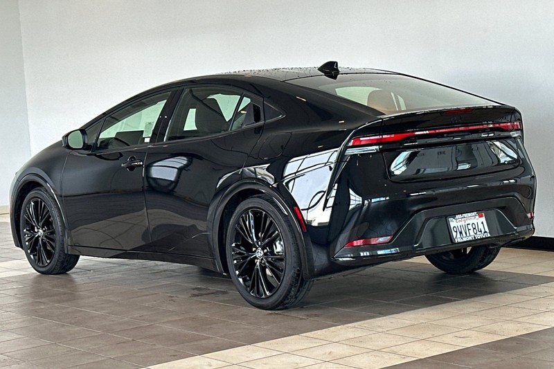 Toyota Prius Vehicle Full-screen Gallery Image 06