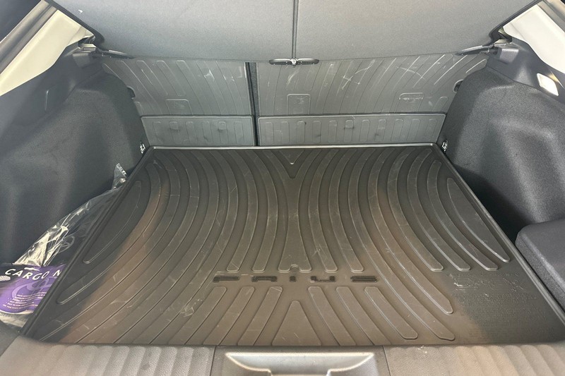 Toyota Prius Vehicle Full-screen Gallery Image 15