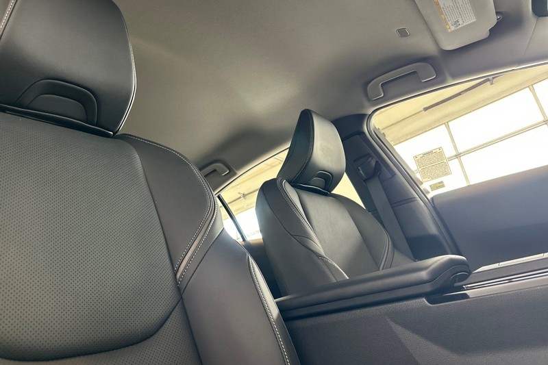 Toyota Prius Vehicle Full-screen Gallery Image 17