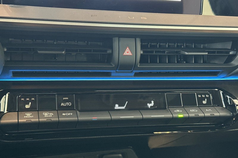 Toyota Prius Vehicle Full-screen Gallery Image 21