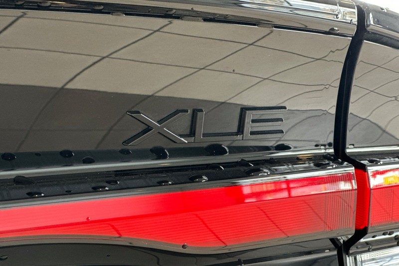 Toyota Prius Vehicle Full-screen Gallery Image 28