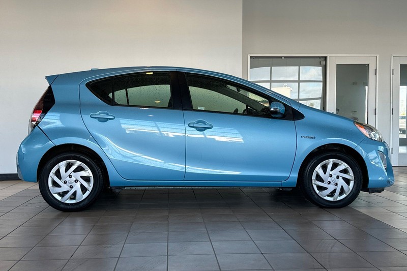 Toyota Prius c Vehicle Full-screen Gallery Image 03