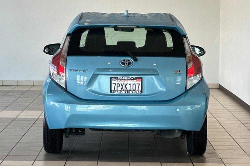 Toyota Prius c Vehicle Full-screen Gallery Image 05