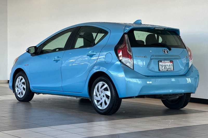 Toyota Prius c Vehicle Full-screen Gallery Image 06
