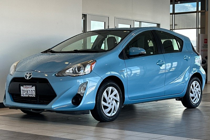 Toyota Prius c Vehicle Full-screen Gallery Image 08