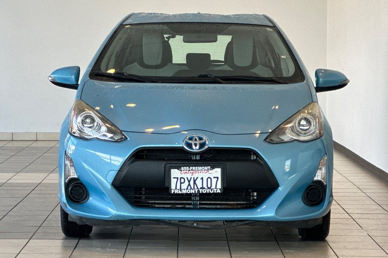 Toyota Prius c Vehicle Full-screen Gallery Image 09