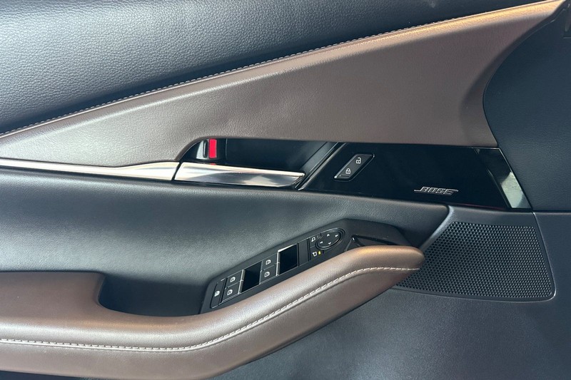 Mazda CX-30 Vehicle Full-screen Gallery Image 11