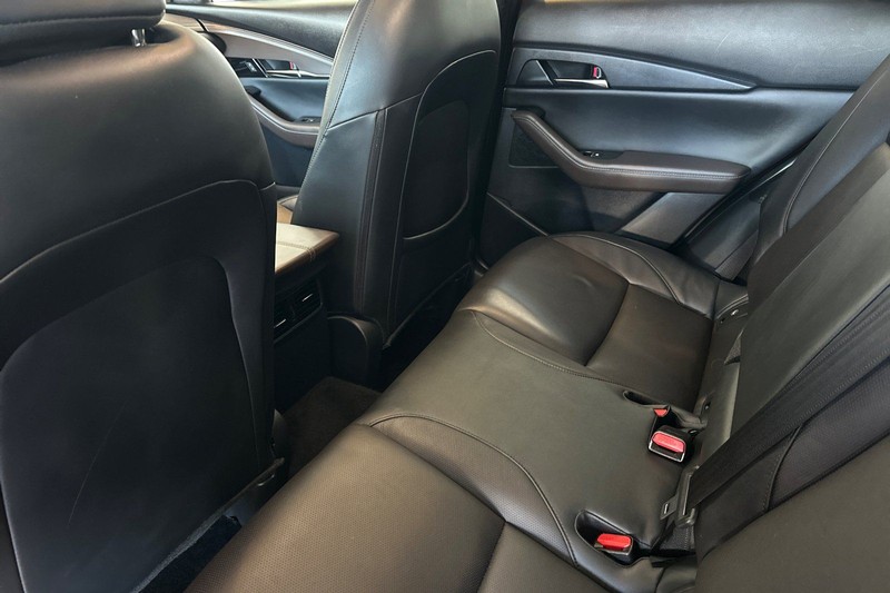 Mazda CX-30 Vehicle Full-screen Gallery Image 12