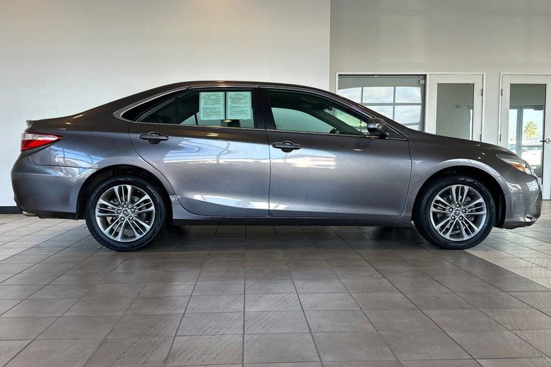 Toyota Camry Vehicle Full-screen Gallery Image 03