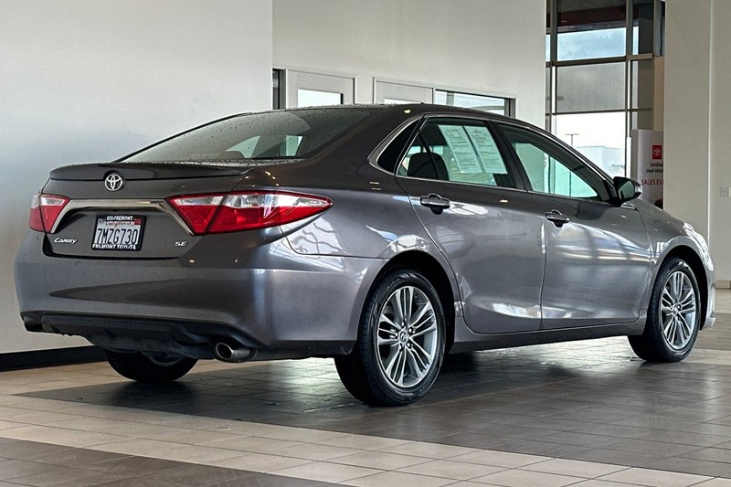 Toyota Camry Vehicle Full-screen Gallery Image 04