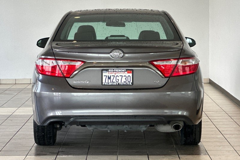 Toyota Camry Vehicle Full-screen Gallery Image 05