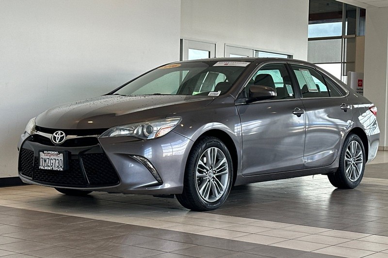 Toyota Camry Vehicle Full-screen Gallery Image 08