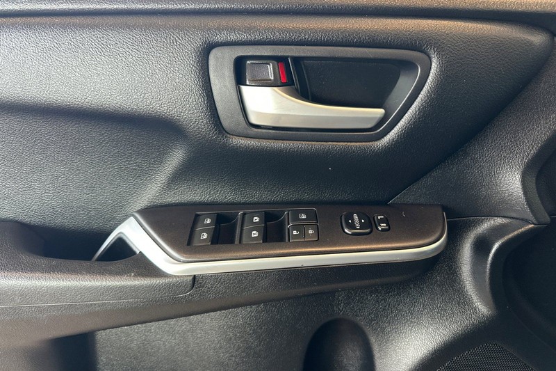 Toyota Camry Vehicle Full-screen Gallery Image 11