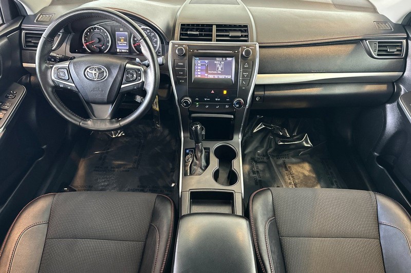 Toyota Camry Vehicle Full-screen Gallery Image 13