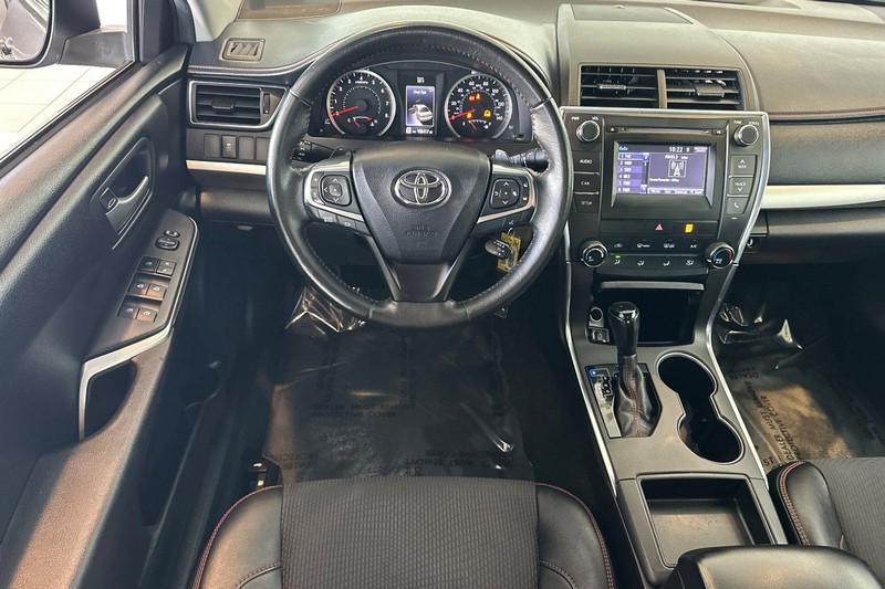 Toyota Camry Vehicle Full-screen Gallery Image 14