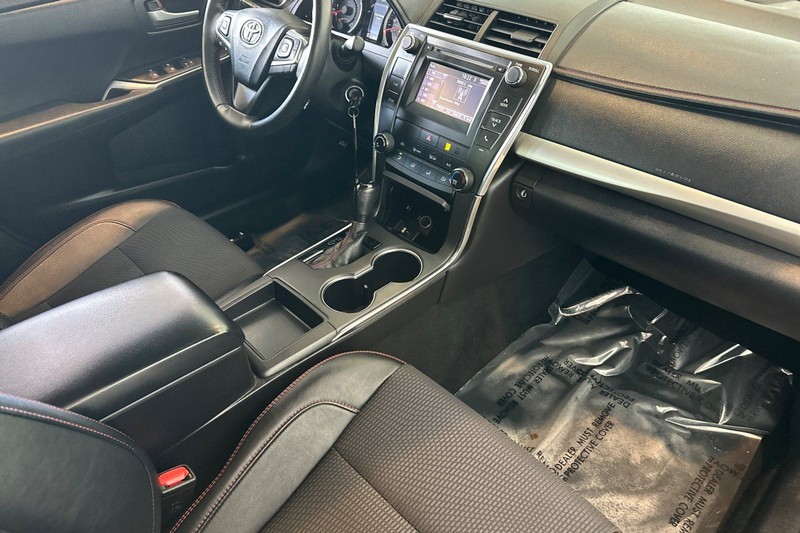 Toyota Camry Vehicle Full-screen Gallery Image 15