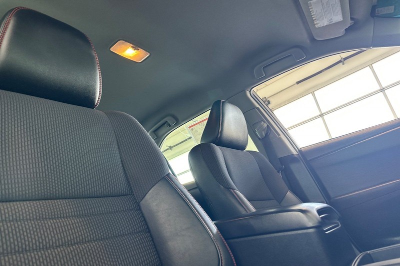 Toyota Camry Vehicle Full-screen Gallery Image 16