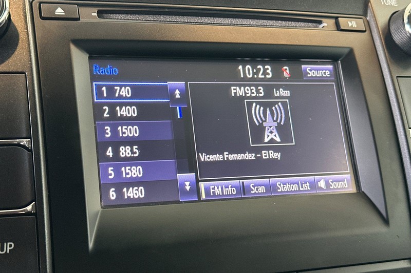 Toyota Camry Vehicle Full-screen Gallery Image 17