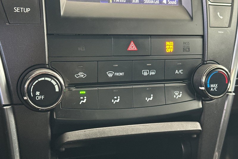 Toyota Camry Vehicle Full-screen Gallery Image 19