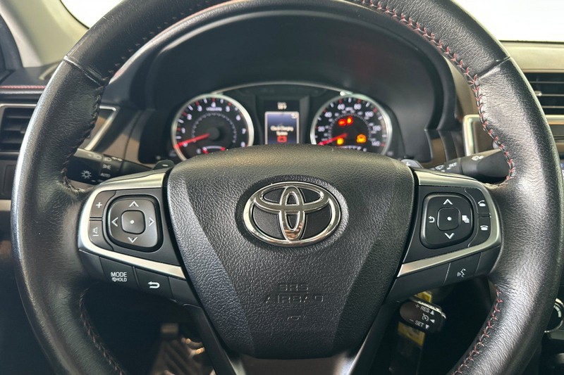 Toyota Camry Vehicle Full-screen Gallery Image 21