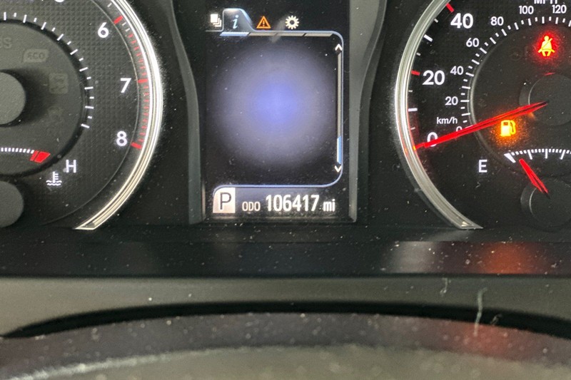 Toyota Camry Vehicle Full-screen Gallery Image 23