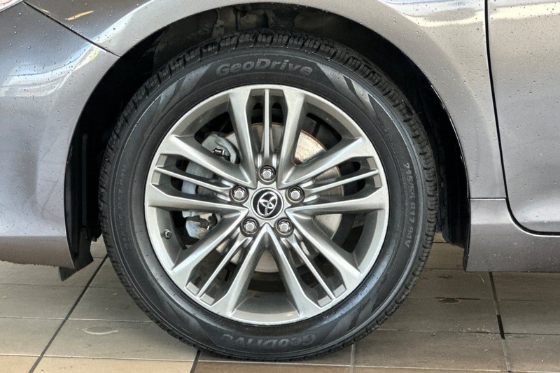 Toyota Camry Vehicle Full-screen Gallery Image 24