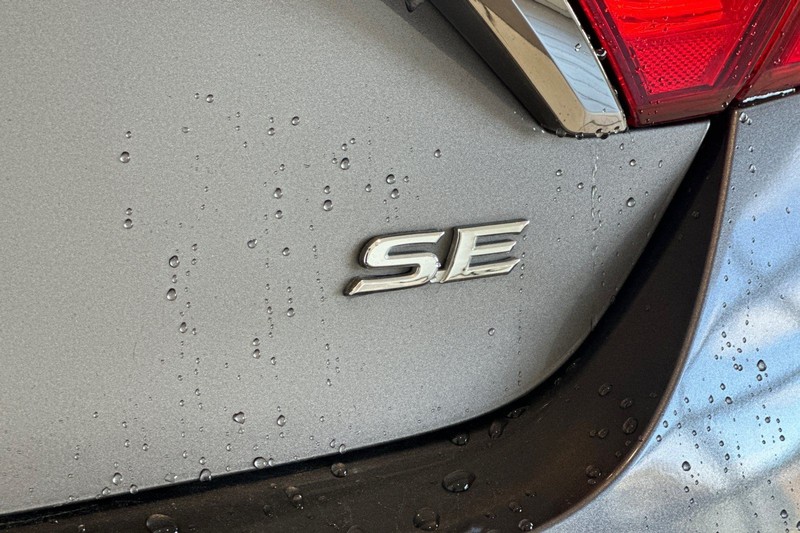 Toyota Camry Vehicle Full-screen Gallery Image 25