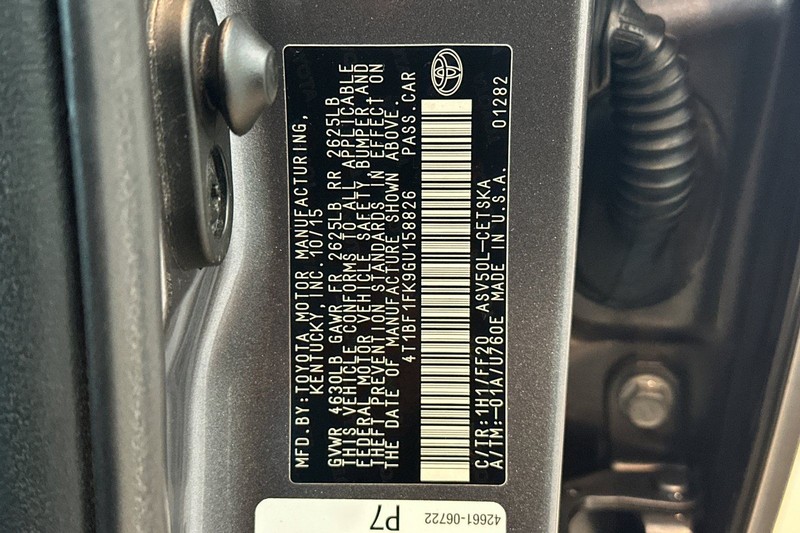 Toyota Camry Vehicle Full-screen Gallery Image 26