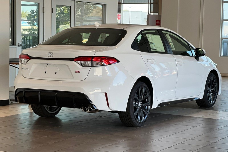 Toyota Corolla Vehicle Full-screen Gallery Image 05