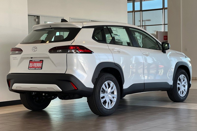 Toyota Corolla Cross Vehicle Full-screen Gallery Image 05