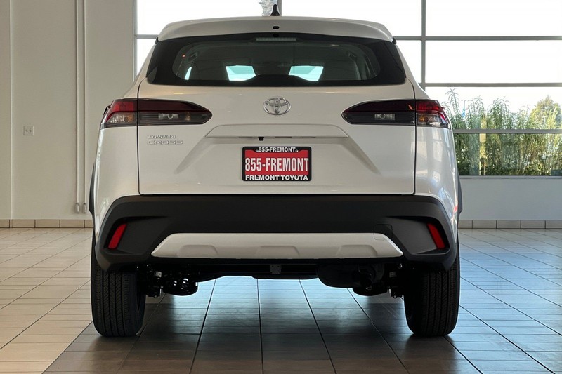 Toyota Corolla Cross Vehicle Full-screen Gallery Image 06