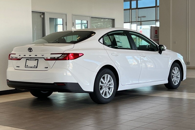 Toyota Camry Vehicle Full-screen Gallery Image 05