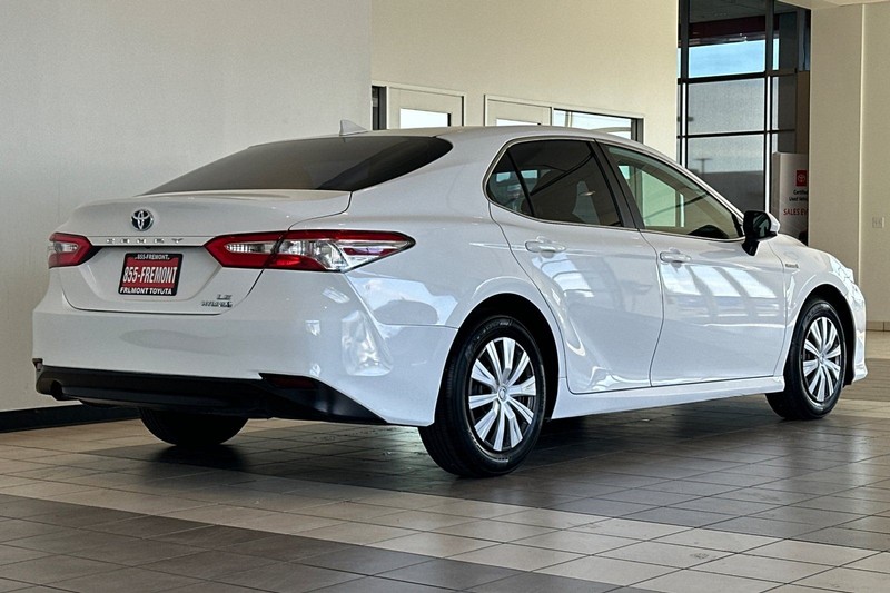 Toyota Camry Hybrid Vehicle Full-screen Gallery Image 04