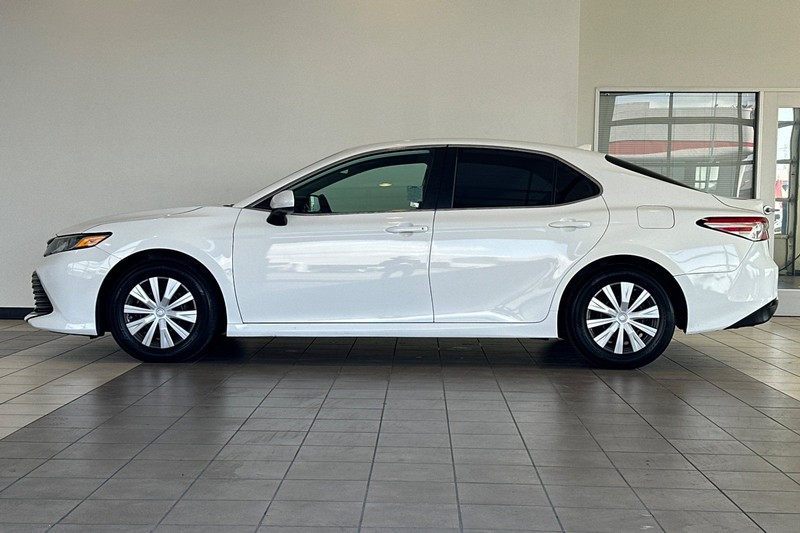 Toyota Camry Hybrid Vehicle Full-screen Gallery Image 07