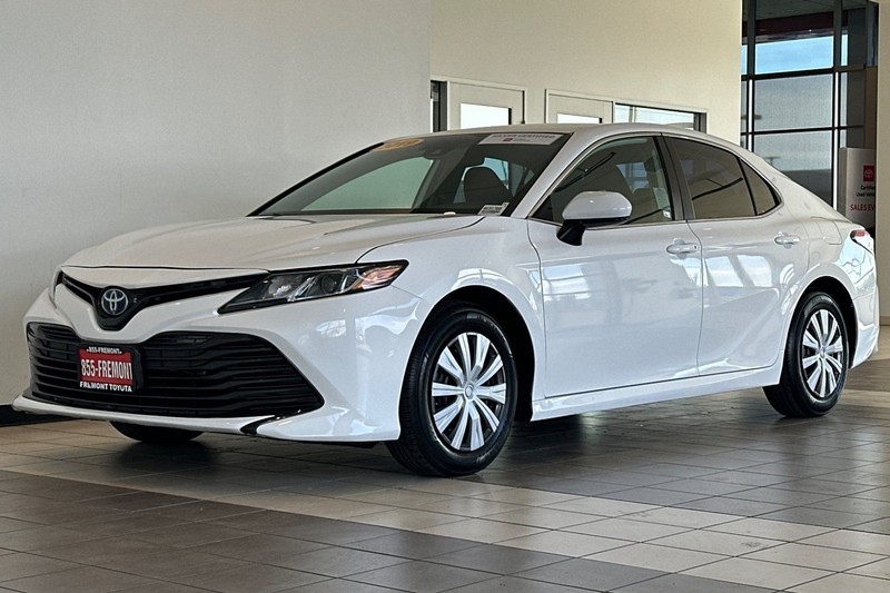 Toyota Camry Hybrid Vehicle Full-screen Gallery Image 08