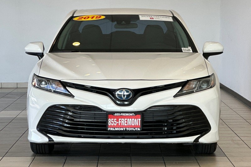 Toyota Camry Hybrid Vehicle Full-screen Gallery Image 09