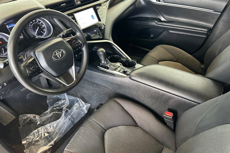 Toyota Camry Hybrid Vehicle Full-screen Gallery Image 10